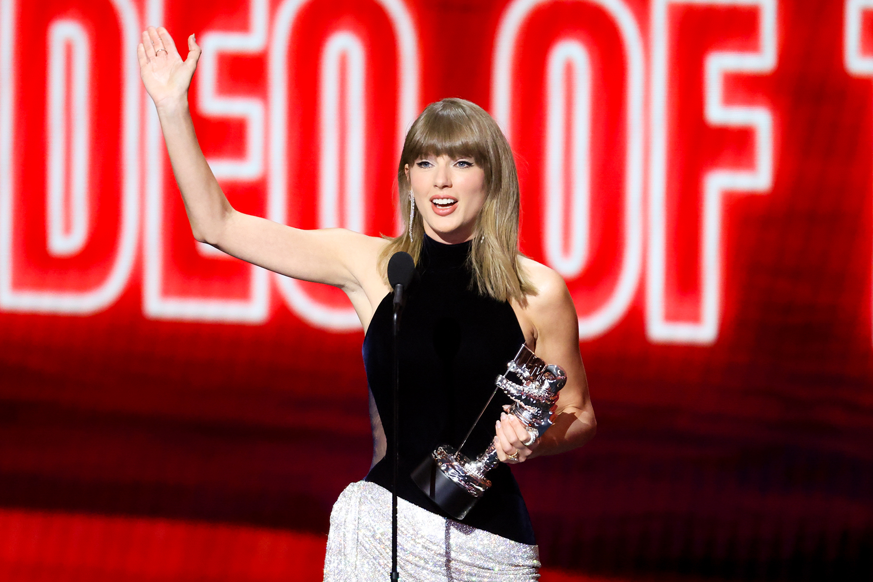Taylor Swift Wins Video of the Year at the 2026 VMAs, Dedicates Award to the Late Dolly Parton